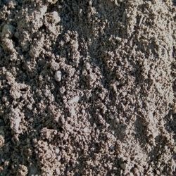 Nahaufnahme von gesiebter Gartenerde.