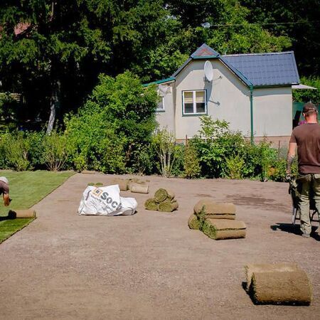 Rasenverlegung mit Bodenvorbereitung