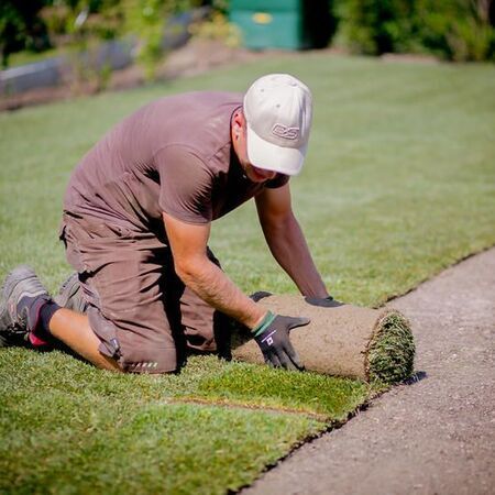 Rasenverlegung mit Bodenvorbereitung