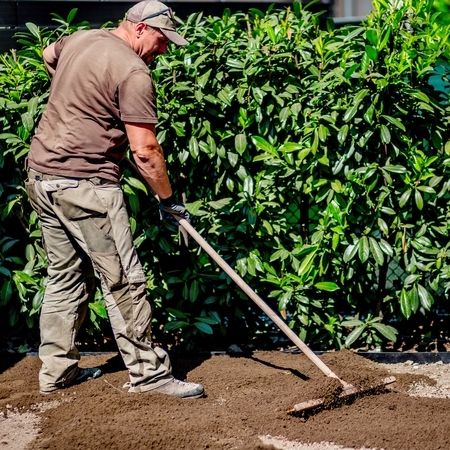 Rasenverlegung mit Bodenvorbereitung