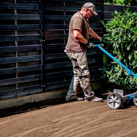 Rasenverlegung mit Bodenvorbereitung