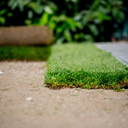 Rasenverlegung mit Bodenvorbereitung