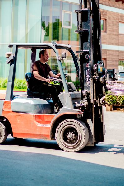 Informationen für Selbstabholer | Rollrasen wird ausgeladen